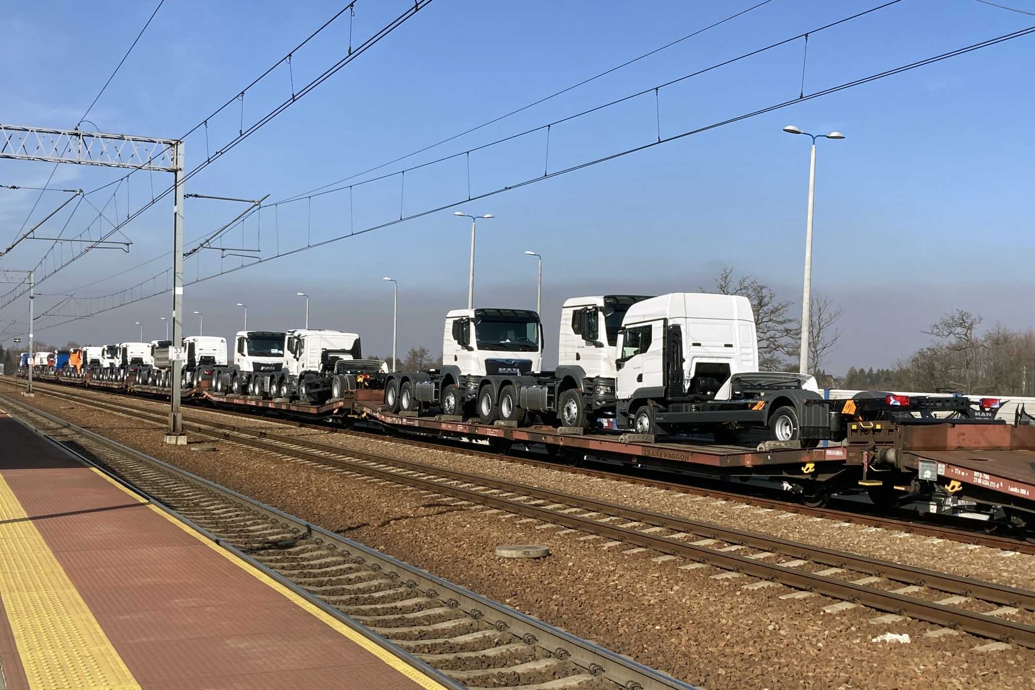 MAN a ales să transporte camioanele noi din Polonia cu trenul 3 MAN a ales să transporte camioanele noi din Polonia cu trenul