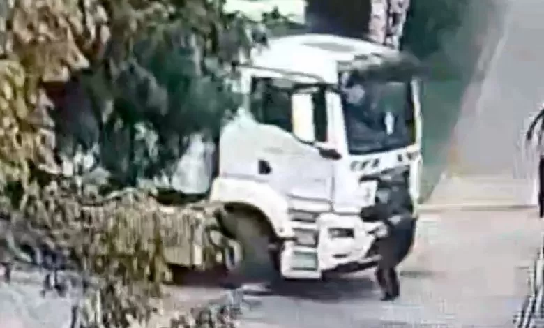 Slovacia: Un camion de gunoi a trecut peste un pieton (VIDEO)