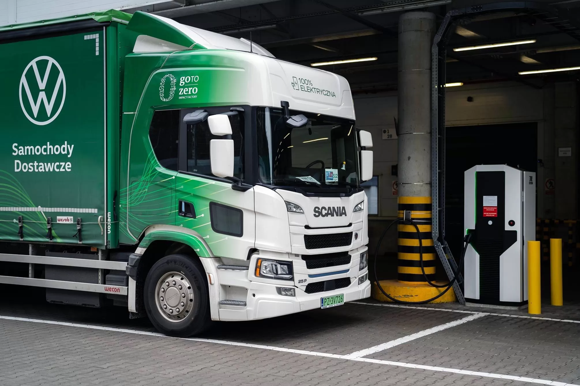 Camion electric Scania utilizat pentru livrări just-in-time de componente auto