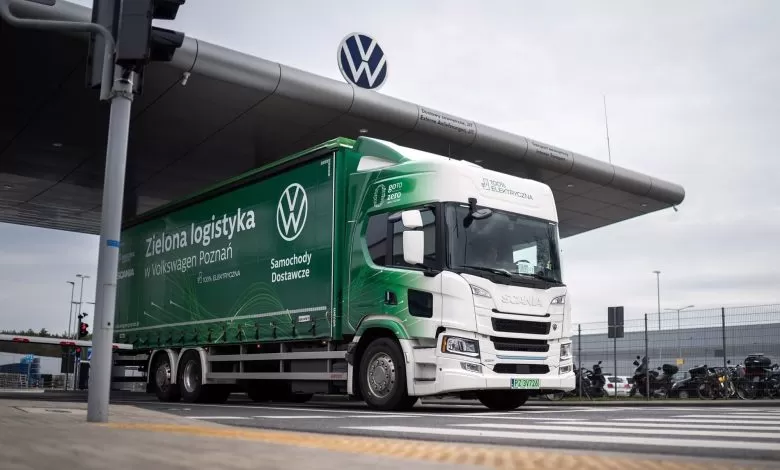 Camion electric Scania utilizat pentru livrări just-in-time de componente auto