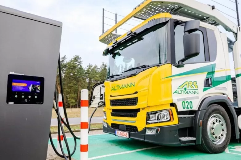 Scania 25 P transportor auto e1681385940456