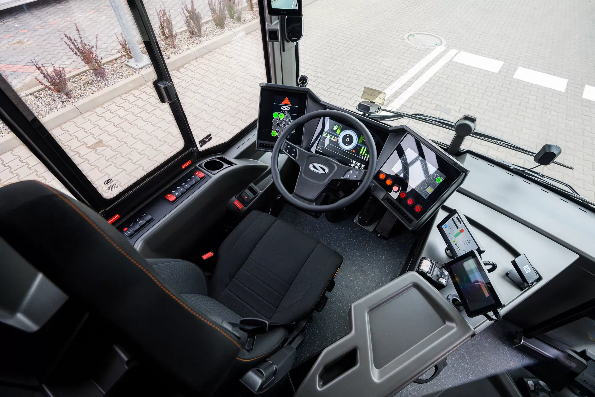 post de conducere autobuz electric solaris urbino