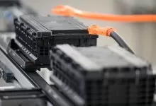 Bosch prezintă prima instalație automatizată de descărcare a bateriilor