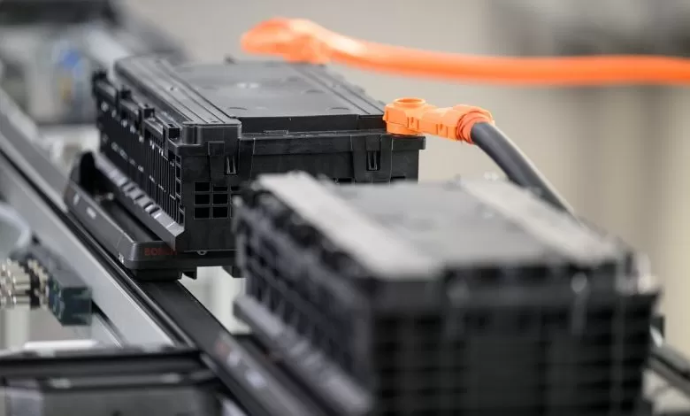 Bosch prezintă prima instalație automatizată de descărcare a bateriilor