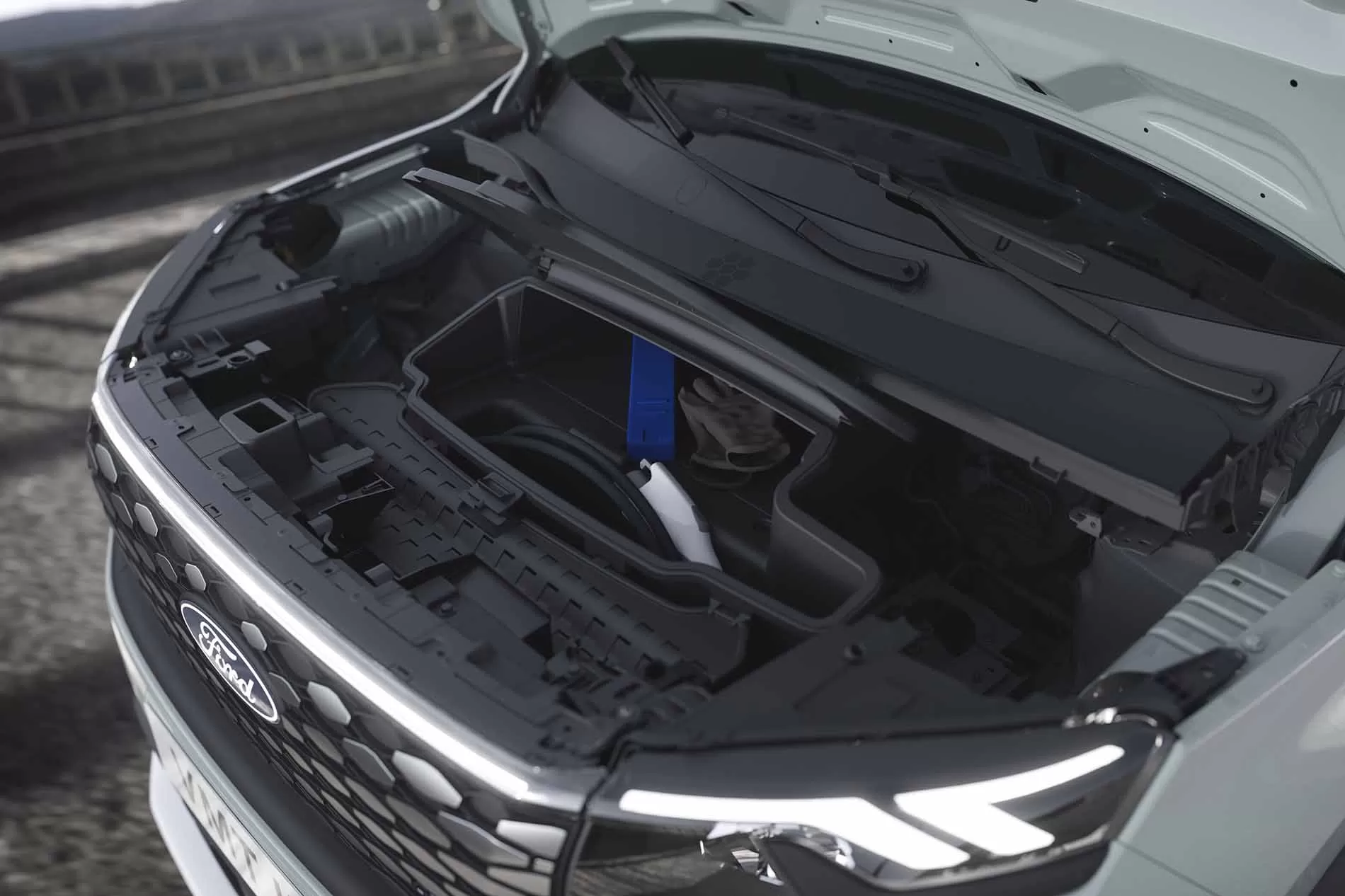 portbagaj ascuns și un compartiment de 44 de litri sub capota față