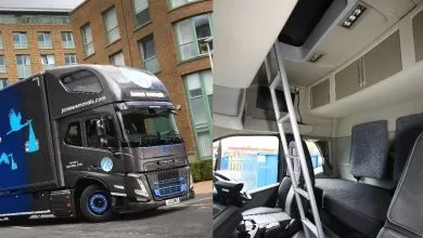 Camion Volvo cu 3 paturi: unul în cabină și două deasupra