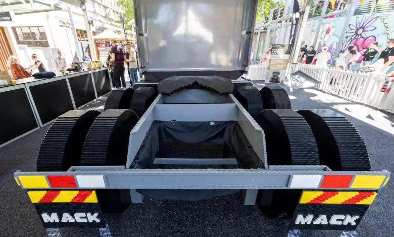 Cel mai mare camion construit din piese LEGO