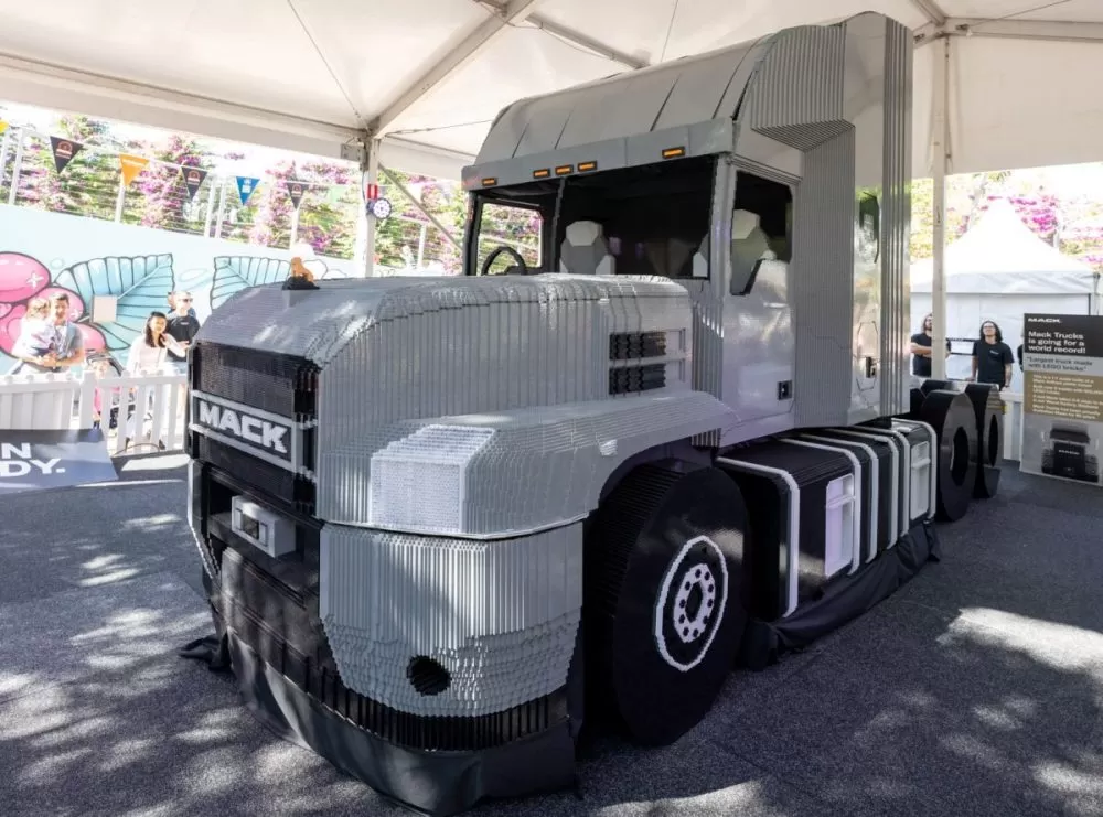 Cel mai mare camion construit din piese LEGO