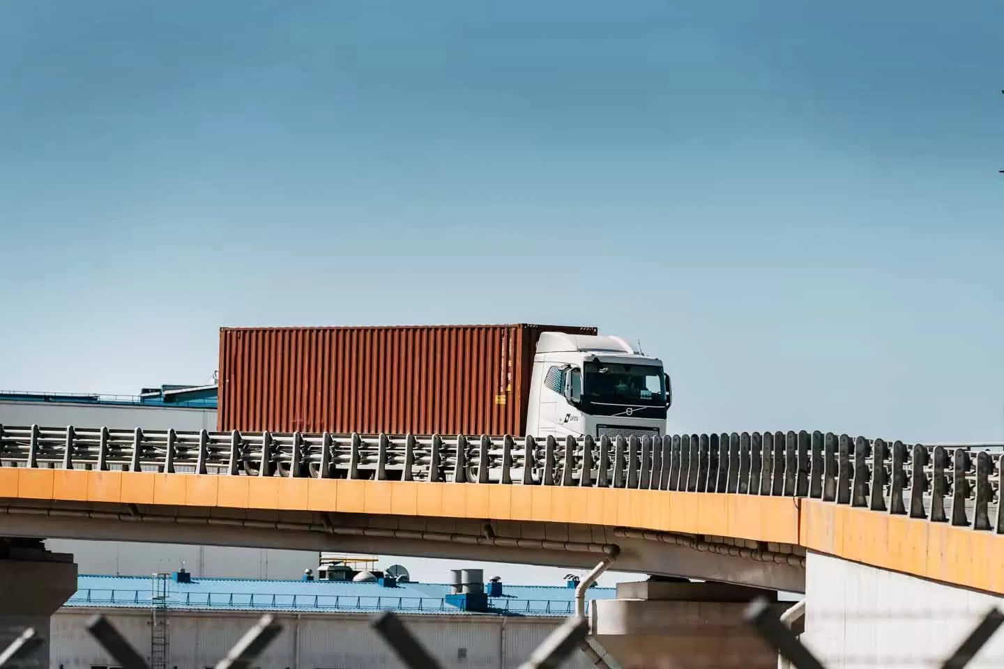 Transport de containere cu primele camioane electrice în Lituania