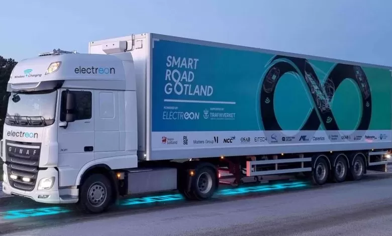 Primul camion electric care se încarcă wireless, în mers