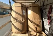 Cutii cu granule răsturnate ca niște piese de domino în timpul transportului