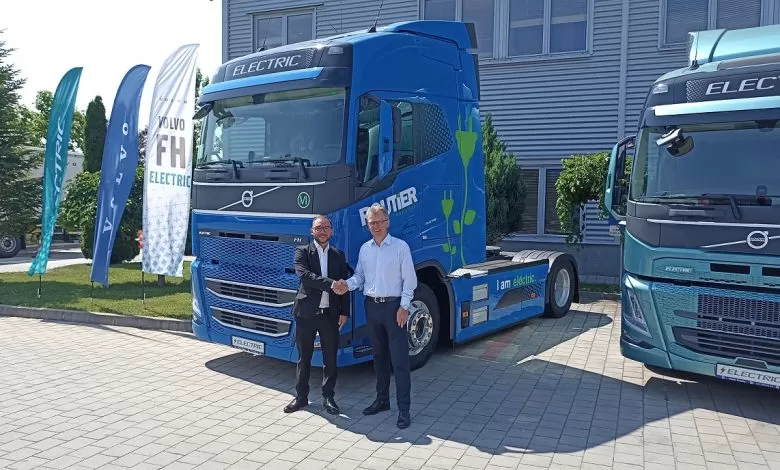 Volvo Trucks România a livrat două FH Electric pentru Routier
