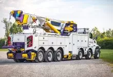 Camion de recuperare 12x4: trei axă față și macara de 100 de tone