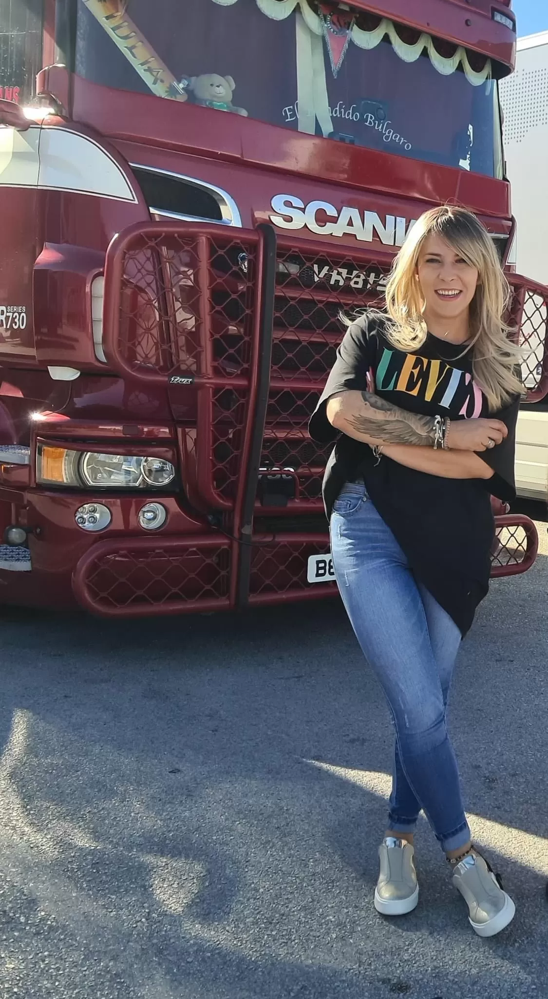 Mădălina Munteanu, prima șoferiță româncă de basculantă în Londra