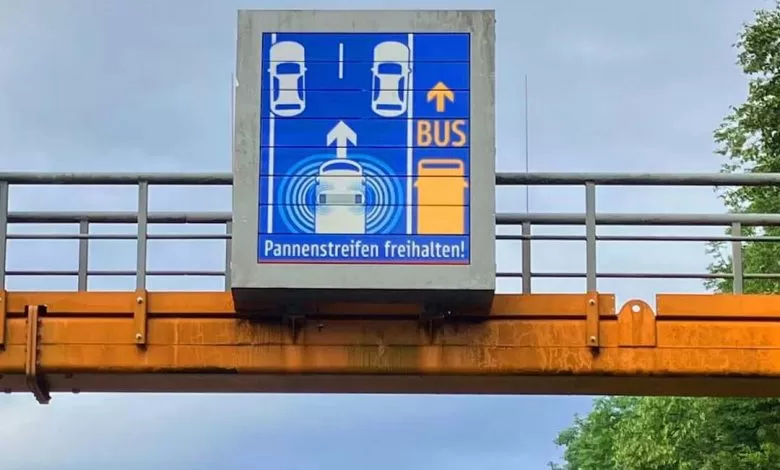 Austria: Noi afișaje privind circulația autobuzelor pe banda de urgență 1 Austria: Noi panouri informative privind circulația autobuzelor pe banda de urgență