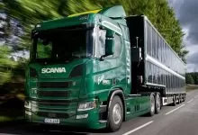 Camion hibrid Scania alimentat de panouri solare de pe remorcă