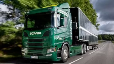 Camion hibrid Scania alimentat de panouri solare de pe remorcă