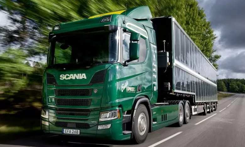 Camion hibrid Scania alimentat de panouri solare de pe remorcă