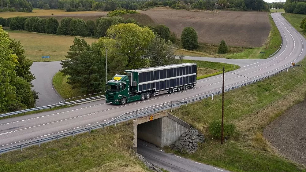 Camion hibrid Scania alimentat de panouri solare de pe remorcă