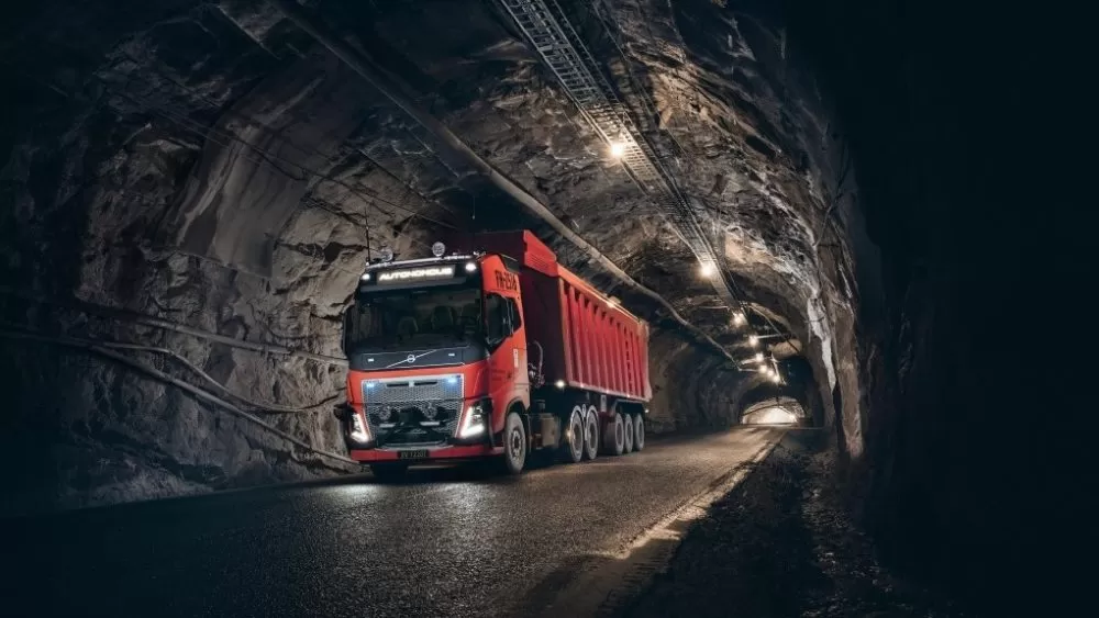 Volvo începe operațiuni cu camioane autonome fără șofer de siguranță (VIDEO)