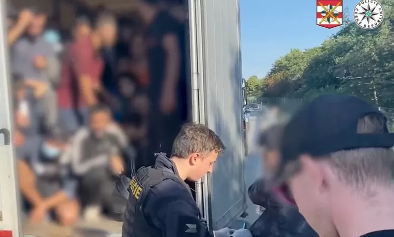 Camion cu 58 de migranți oprit în Cehia. Șoferul a fugit