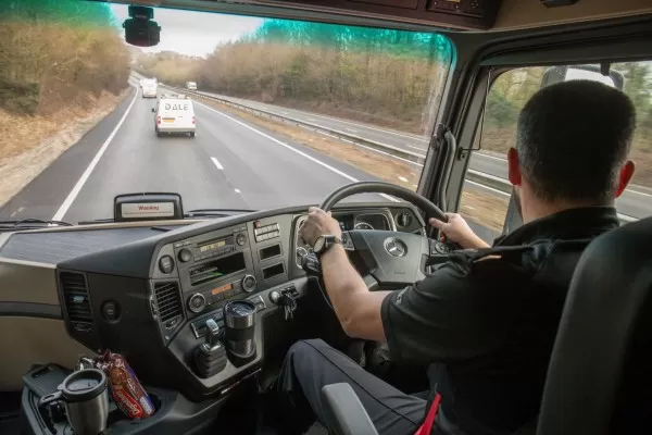Marea Britanie: Zeci de șoferi amendați cu ajutorul unui camion nemarcat