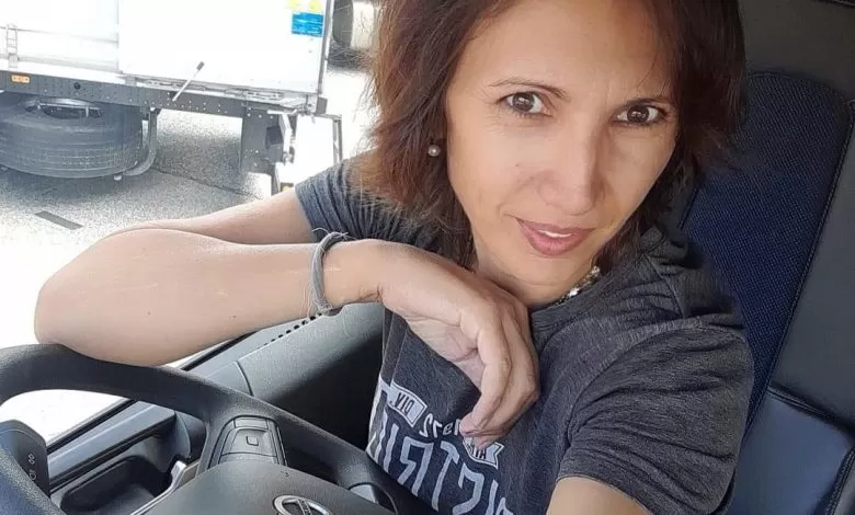 Felicia s-a făcut șoferiță de camion, după o viață dedicată îngrijirii oamenilor