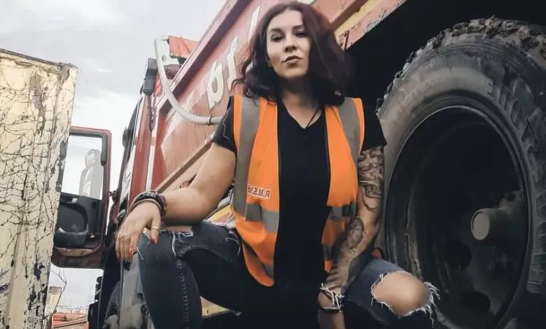 Mădălina Munteanu, prima șoferiță româncă de basculantă în Londra