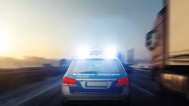 Riscă să nu mai poată conduce în Germania, după ce a blocat o mașină de poliție aflată în misiune 1 Germania: Un camion aflat în depășire a blocat o mașină de poliție aflată în misiune