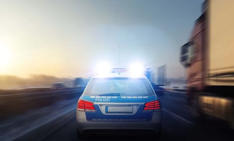 Riscă să nu mai poată conduce în Germania, după ce a blocat o mașină de poliție aflată în misiune 1 Germania: Un camion aflat în depășire a blocat o mașină de poliție aflată în misiune