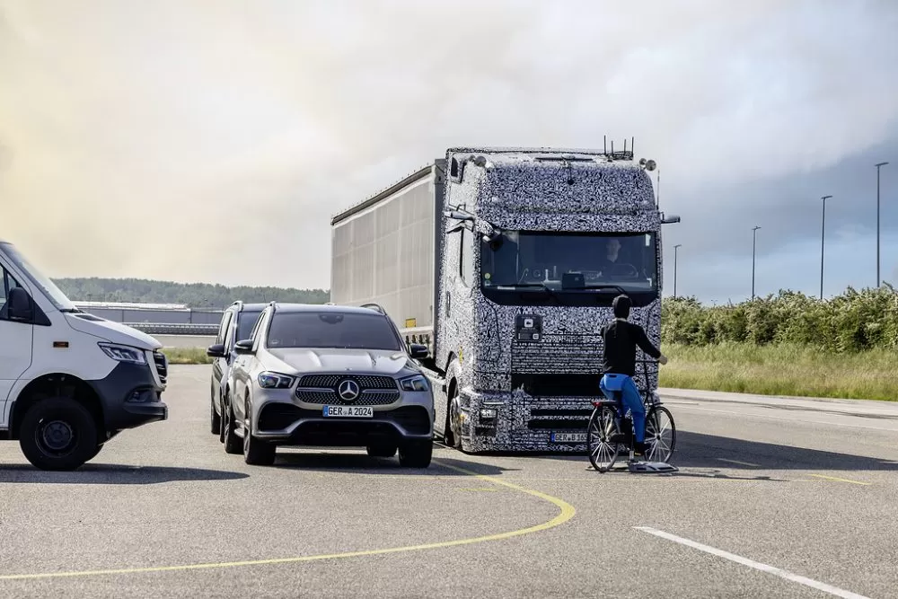 Daimler Truck testează sisteme de siguranță noi și evoluate