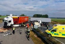 Cehia: Accident între două camioane pe D3. Unul dintre șoferi a fost proiectat în afara cabinei