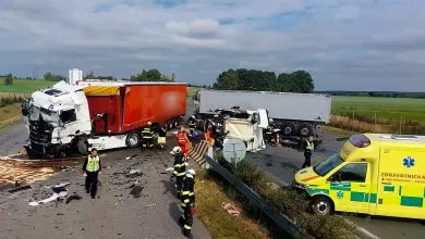 Cehia: Accident între două camioane pe D3. Unul dintre șoferi a fost proiectat în afara cabinei