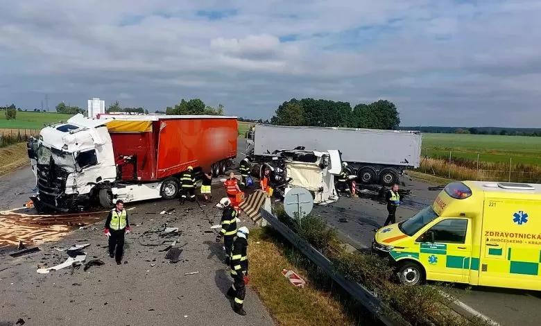 Cehia: Accident între două camioane pe D3. Unul dintre șoferi a fost proiectat în afara cabinei