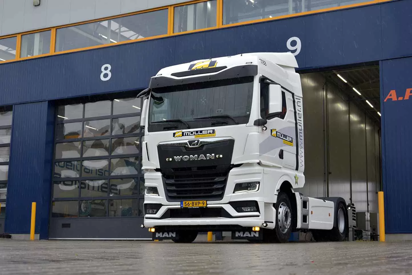 man tgx woman1