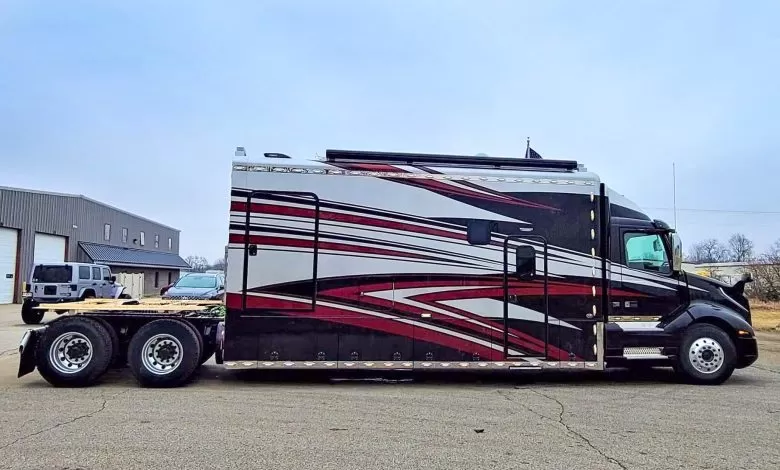 Cabina unui Volvo VNL transformată într-un apartament de lux