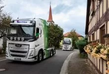 Două camioane electrice de 1000 kWh utilizate în transport de alimente refrigerate