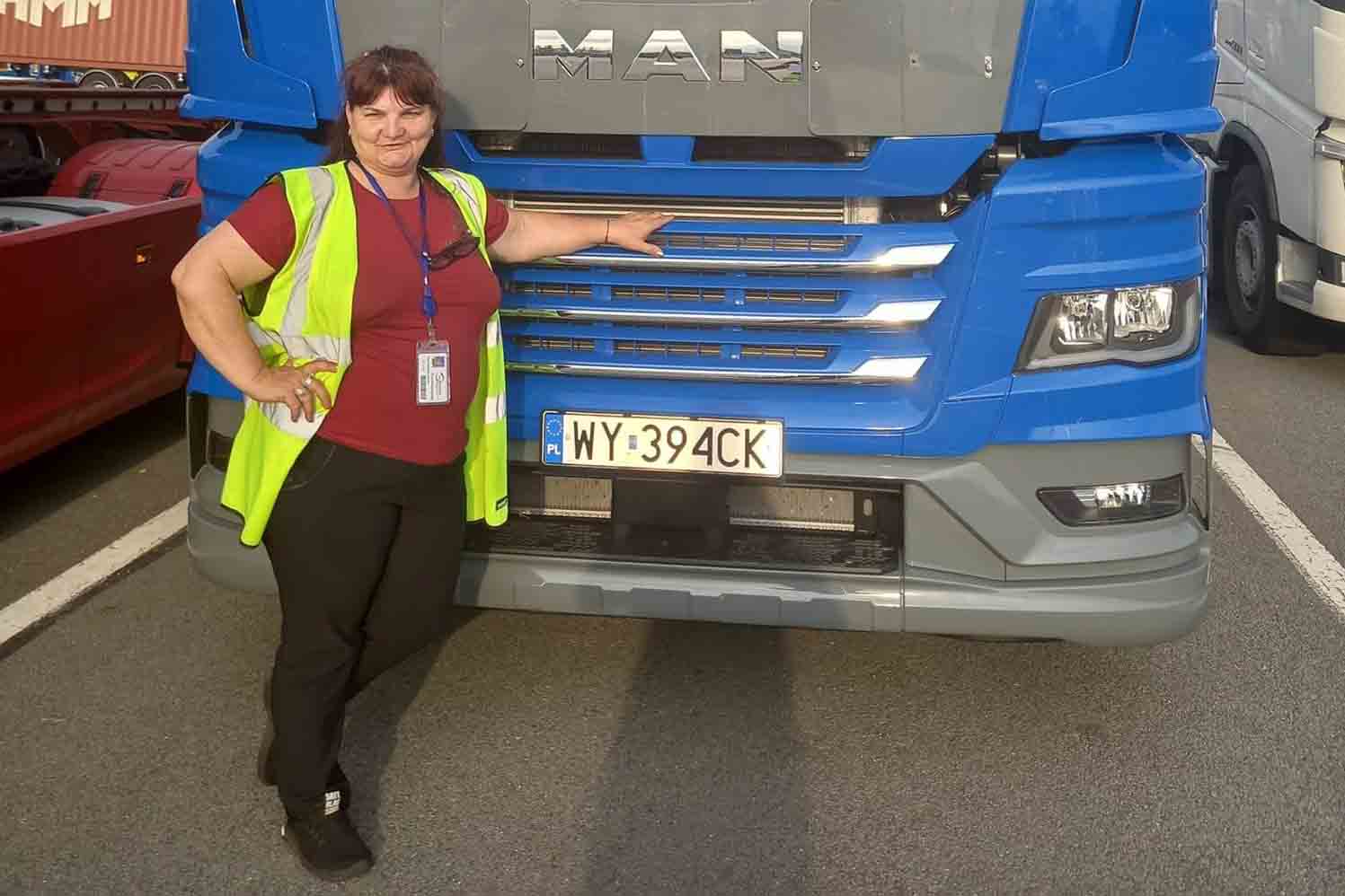 Mihaela îmbină pasiunea pentru camion cu cea pentru versuri 3 Mihaela Bățilă îmbină pasiunea pentru camion cu cea pentru versuri