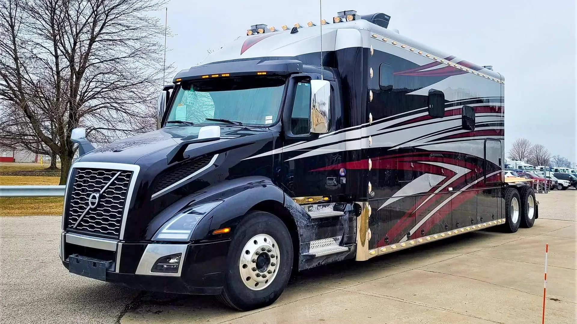 Cabina unui Volvo VNL transformată într-un apartament de lux