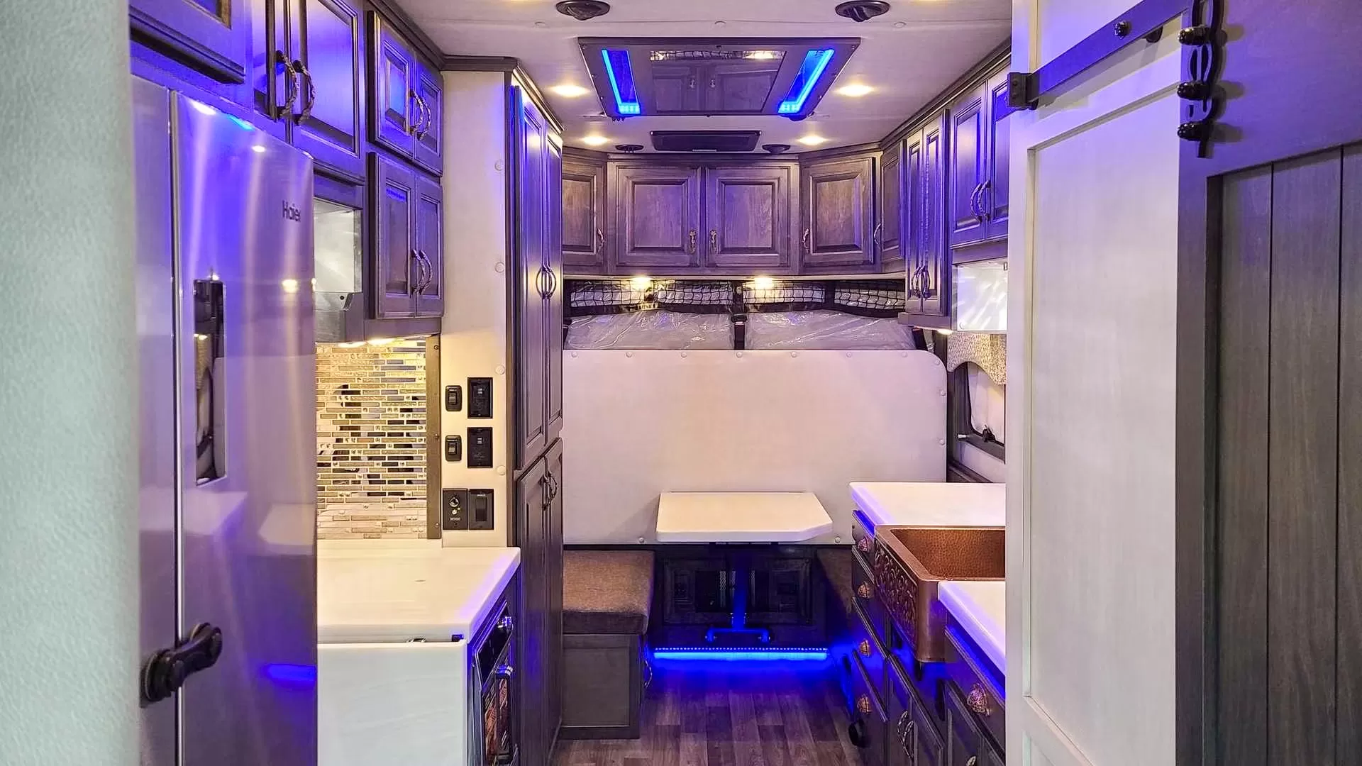 Interior cabina Volvo VNL apartament de lux Hendrix