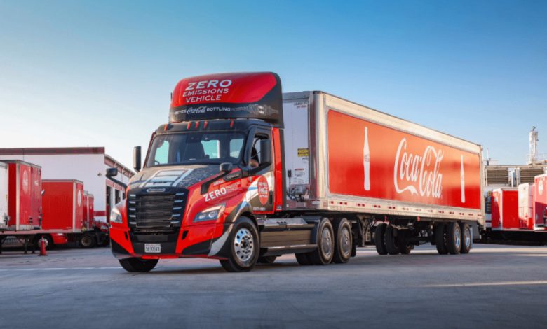 Camioane electrice Freightliner eCascadia pentru transportul sticlelor Coca-Cola în SUA