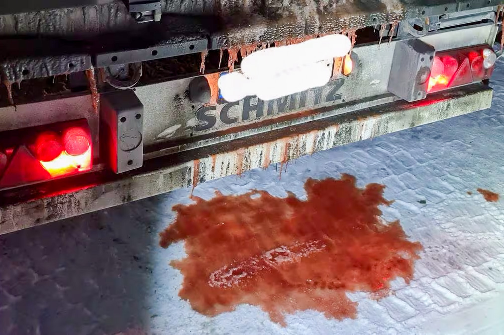 Scurgerile de lichide din camioane pot crea situații periculoase în trafic