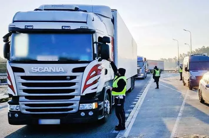 Polonia: Sute de șoferi de autovehicule comerciale testați pentru alcool 1 Polonia: Sute de șoferi de autovehicule comerciale testați pentru alcool