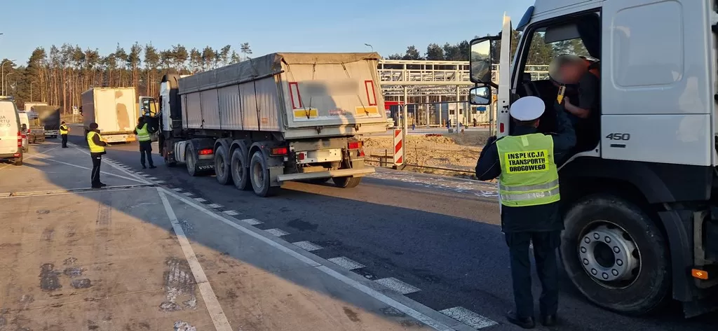 Polonia: Sute de șoferi de autovehicule comerciale testați pentru alcool 3 Polonia: Sute de șoferi de autovehicule comerciale testați pentru alcool