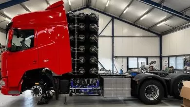Camion cu 18 rezervoare de hidrogen în spatele cabinei