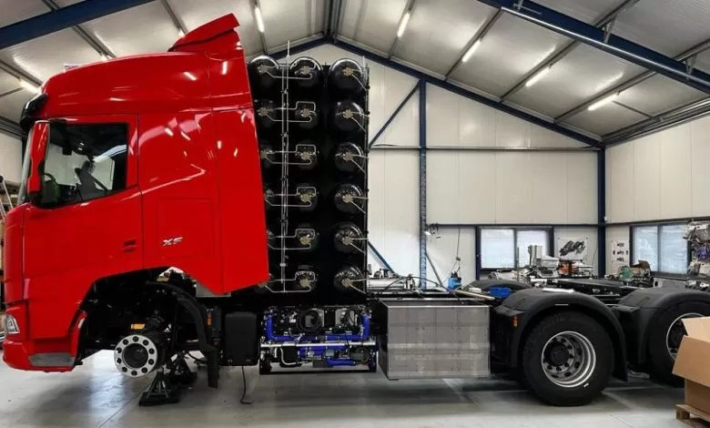 Camion cu 18 rezervoare de hidrogen în spatele cabinei