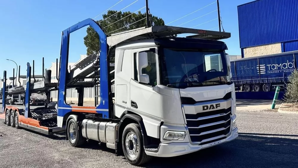 DAF XD în versiune transportor de mașini