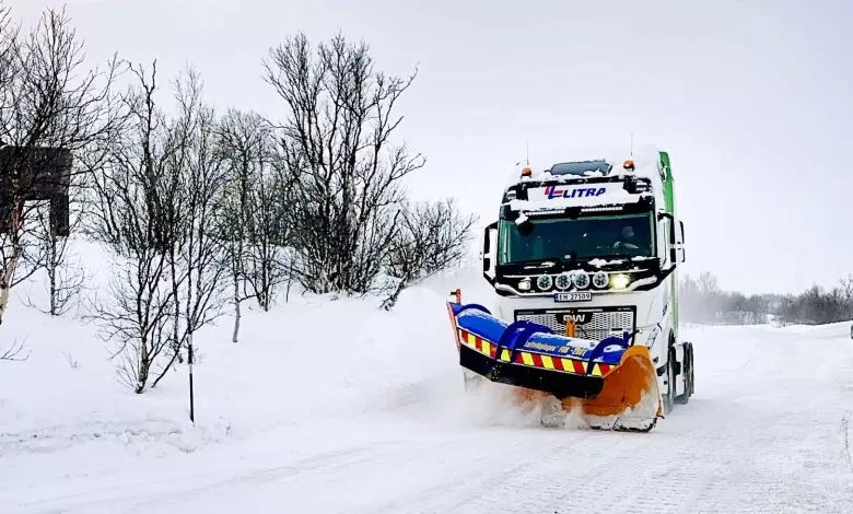 Norvegia: Deszăpezire cu un cap tractor electric cu plug de zăpadă