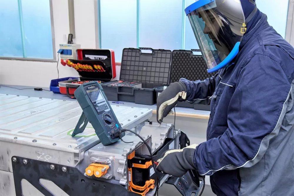 MAN a deschis primele două centre de reparare a bateriilor