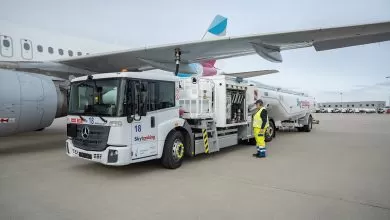 Camion electric Mercedes-Benz eEconic pentru realimentarea avioanelor